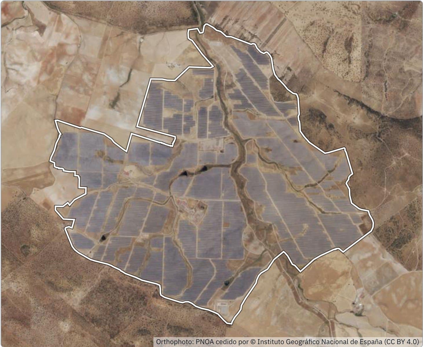 Aerial photo of the Núñez de Balboa solar plant with its site footprint outlined in white